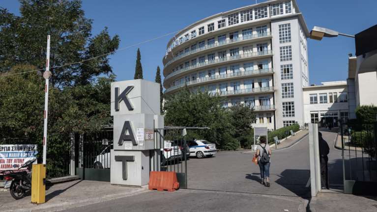 Φωτιά στην Αττική: Νεκρός 38χρονος εθελοντής πυροσβέστης από πτώση στύλου της ΔΕΗ - Τραυματίστηκε θανάσιμα στο κεφάλι