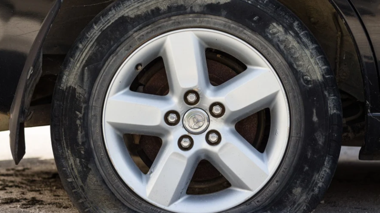 &quot;Πανικός&quot; στον Βόλο: 61χρονος έσκισε με σουγιά τα λάστιχα από 36 αυτοκίνητα