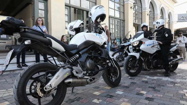 Απίστευτο περιστατικό στο μετρό στο Μοναστηράκι: Γυναίκα ψέκασε με σπρέι πιπεριού μέσα σε βαγόνι