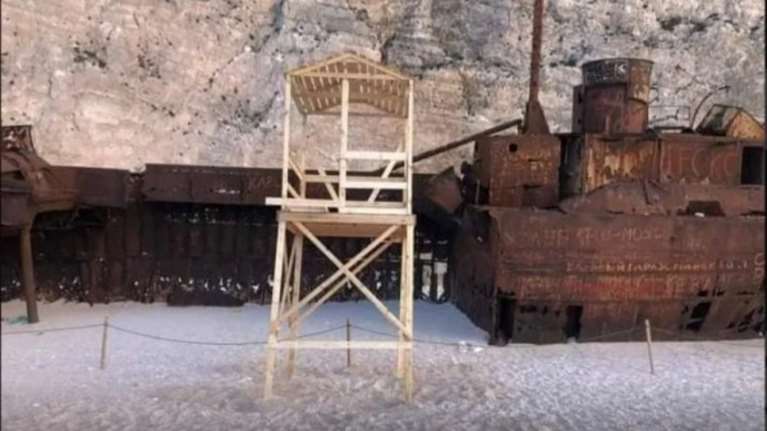 Χαμός στη Ζάκυνθο: Έστησαν πύργο ναυαγοσώστη μπροστά από το εμβληματικό &quot;Ναυάγιο&quot; [Βίντεο]