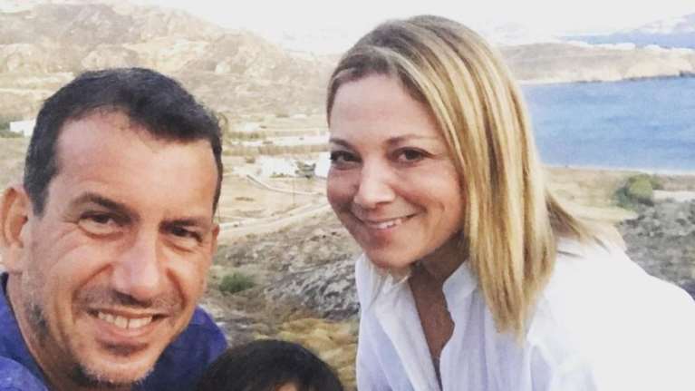 Νάνσυ Ζαμπέτογλου - Νάσος Γαλακτερός: Με την κόρη τους Σοφία στη μαθητική παρέλαση για την 28η Οκτωβρίου