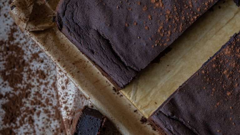 Σοκολατένιο κέικ χωρίς αλεύρι και χωρίς ψήσιμο: Η συνταγή που πετυχαίνει πάντα