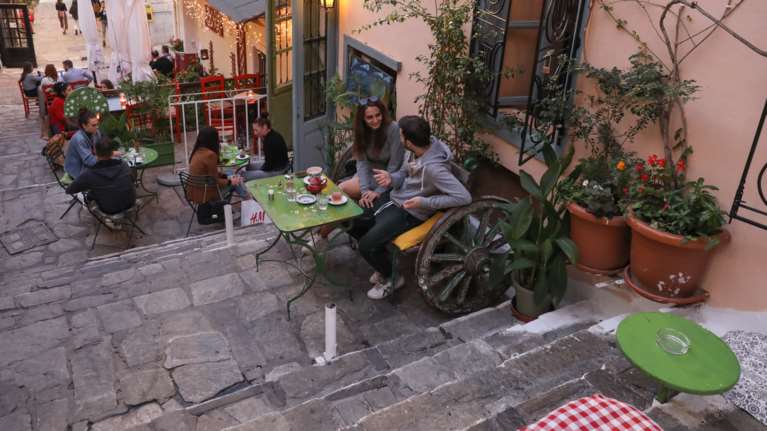 Κορονοϊός - Ανατροπή: Στα 27 έτη ο μέσος όρος ηλικίας των νέων κρουσμάτων - Έπεσε 5 χρόνια σε μια εβδομάδα