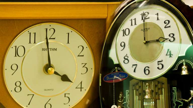 Προσοχή, μην ξεχάσετε την αλλαγή της ώρας: Μία ώρα πίσω ο δείκτης του ρολογιού τα ξημερώματα