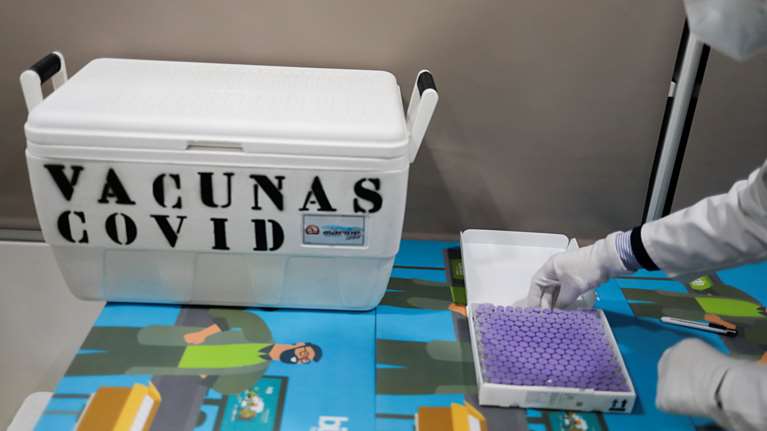 Θησαυρίζει η Pfizer: Προβλέπει 15 δισ. δολ. πωλήσεις το 2021 για το εμβόλιο κατά του κορονοϊού