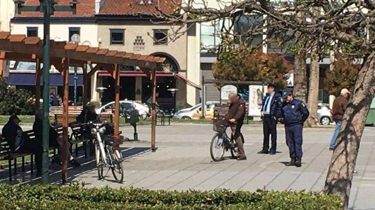 Στα Τρίκαλα αστυνομία στις πλατείες, "διώχνει" νέους και παππούδες