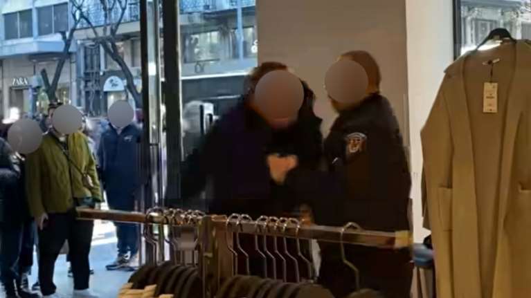 Θεσσαλονίκη: Πιάστηκαν στα χέρια σεκιουριτάς και πελάτης για ένα μπουφάν σε κατάστημα ρούχων (βίντεο)