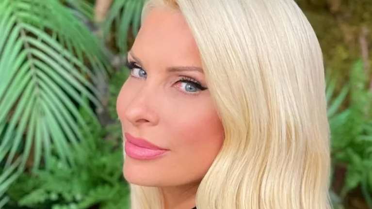 Ελένη Μενεγάκη: Ποζάρει στην παραλία της Άνδρου φορώντας μόνο ένα αέρινο πουκάμισο