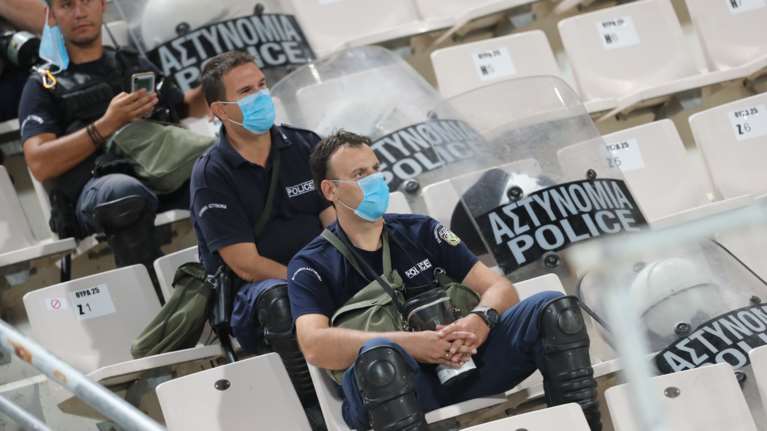 Θερίζει η Όμικρον στην ΕΛΑΣ: Πάνω από 1.700  ενεργά κρούσματα- Μόλις 20 αστυνομικοί στο νοσοκομείο, λέει ο Θεοδωρικάκος