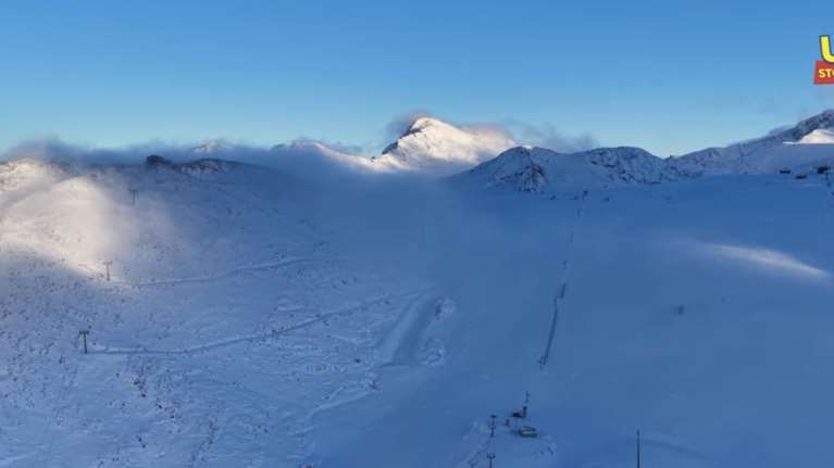 Έπεσαν τα πρώτα χιόνια στον Παρνασσό: Μαγευτικές εικόνες από drone [βίντεο]