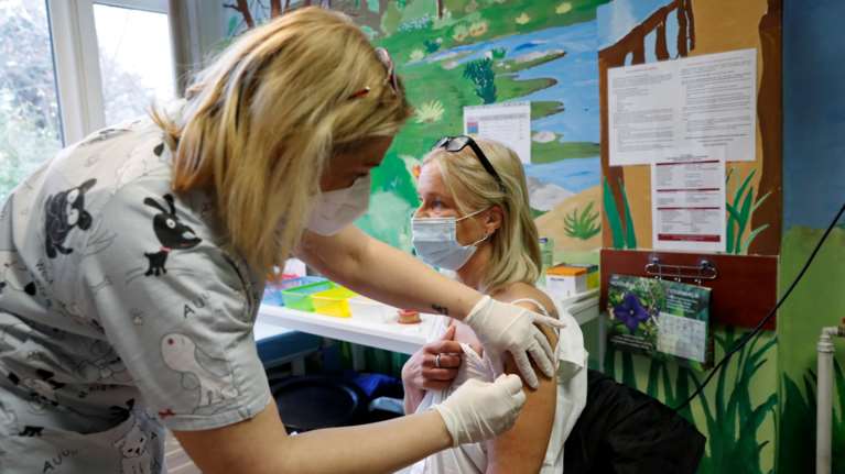 Pfizer/BioNTech: Ξεκινoύν εργασίες για ειδικό εμβόλιο ενάντια στη μετάλλαξη Όμικρον