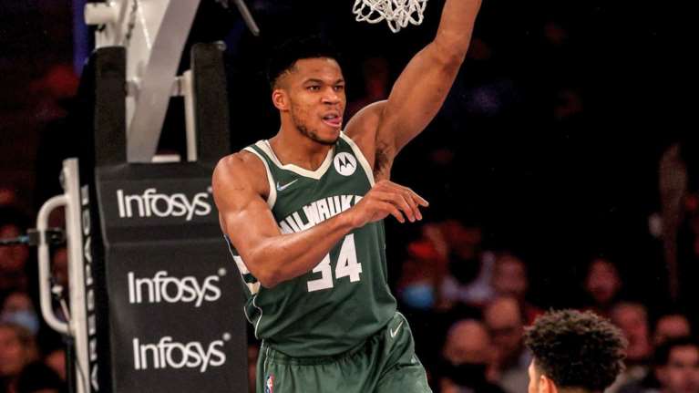 Νικς-Μπακς 97-112: Το triple double του Γιάννη