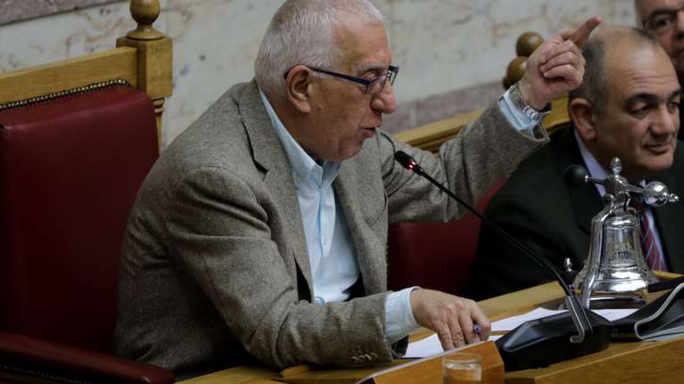 &quot;Εισφορά&quot; κορονοϊού: Προμήθεια 17 ευρώ από τις τράπεζες για τη μισή βουλευτική αποζημίωση