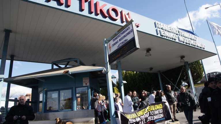 Γυναίκα με κορονοϊό γέννησε αγοράκι στο Αττικόν νοσοκομείο [Βίντεο]