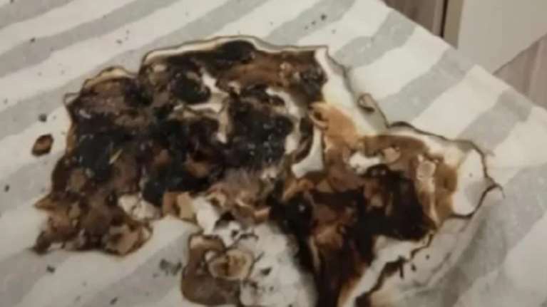 "Το παιδί κοιμόταν δίπλα" - Κινητό τηλέφωνο έσκασε κατά τη διάρκεια της φόρτισης, πήρε φωτιά το στρώμα [βίντεο]