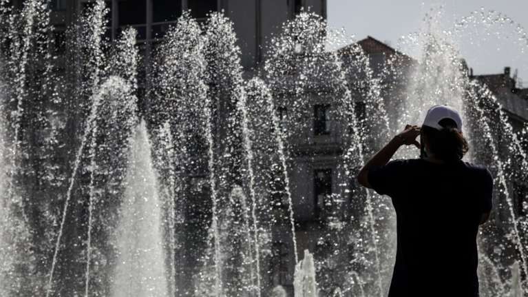 Καιρός: Επιμένει ο καύσωνας με νέα 40αρια την Τρίτη - Σε ποιες περιοχές ο υδράργυρος θα χτυπήσει &quot;κόκκινο&quot;