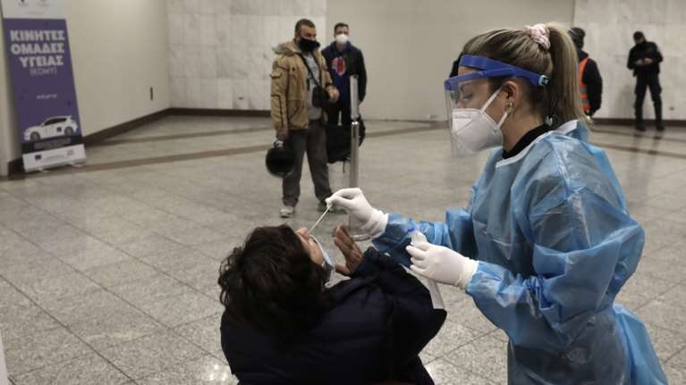 Κορονοϊός: Στα ύψη και σήμερα η Αττική με 1706 νέα κρούσματα - Στο &quot;κόκκινο&quot; κέντρο Αθήνας, Θεσσαλονίκη και Αχαΐα