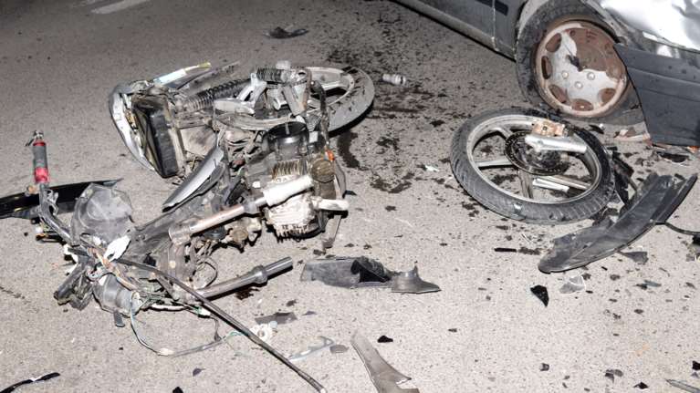 Τροχαίο στο Αιγάλεω: Αυτοκίνητο διέλυσε μηχανάκι - Σοκαριστικές εικόνες