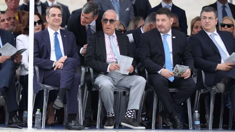 Η άλλα αντ άλλων εμφάνιση του Νικήτα Κακλαμάνη στην παρέλαση της 25ης Μαρτίου και το αιχμηρό σχόλιο της Καθημερινής