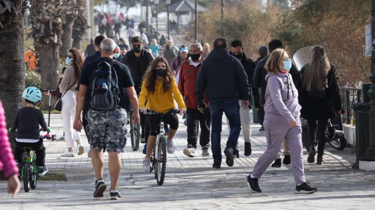Ο Φλοίσβος πλημμύρισε από κόσμο παρά το lockdown: Κλειστό μετρό και καλός καιρός οδήγησε τους Αθηναίους στην παραλία [Εικόνες]