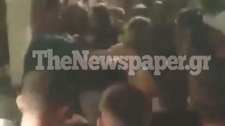 Άγριο ξύλο στον Βόλο: Ανήλικα κορίτσια ανταλλάσσουν μπουνιές και κλωτσιές παρουσία… κοινού [βίντεο]