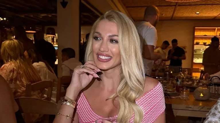 Κωνσταντίνα Σπυροπούλου: Με mini navy blue φόρεμα στην Αθηναϊκή Ριβιέρα