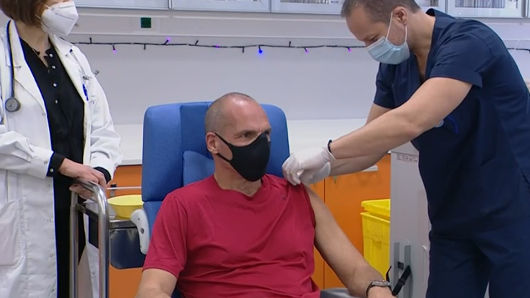 Κορονοϊός: Εμβολιάστηκε ο Γιάνης Βαρουφάκης - &quot;Νιώθω όμως ντροπή...&quot; [Εικόνες - Βίντεο]