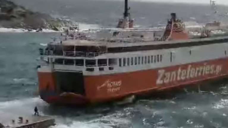 Σίκινος: Η μάχη του &quot;Αδαμάντιος Κοραής&quot; να δέσει με 8 μποφόρ στο λιμάνι [βίντεο]