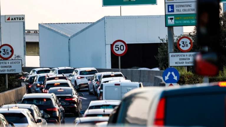 Χάος στους δρόμους: &quot;Κολλημένη&quot; η Αττική Οδός, έπεσε τσιμέντο στο οδόστρωμα - &quot;Κόλαση&quot; η Κηφισίας και ο Κηφισός