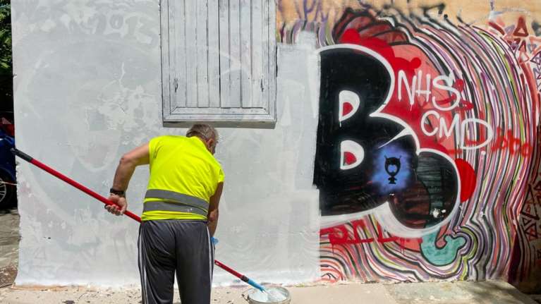 Η μεταμόρφωση της Πλάκας: Μεγάλη αντι-γκράφιτι επιχείρηση [εικόνες - βίντεο]