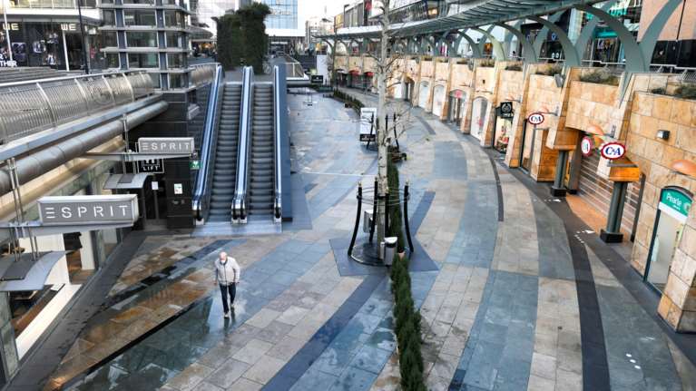 Ολλανδία: Δικαστήριο διατάζει την κυβέρνηση να άρει τη νυχτερινή απαγόρευση κυκλοφορίας