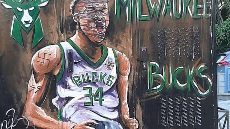 Εικόνες ντροπής στο Π. Φάληρο: Νεοναζί βανδάλισαν με σβάστικα και &quot;SS&quot; γκράφιτι του Γιάννη Αντετοκούνμπο