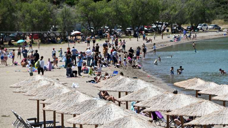 Το αδιαχώρητο στις παραλίες της Αττικής - Εικόνες καλοκαιριού με 30 βαθμούς Κελσίου