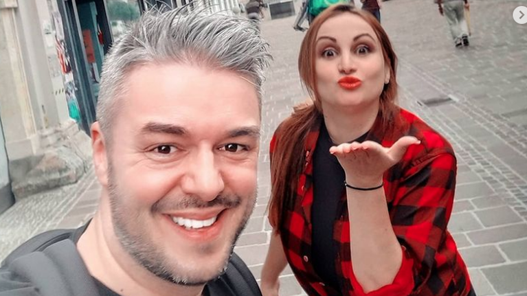 Πέτρος Πολυχρονίδης: Σπάνιες φωτογραφίες από το σπίτι με τον τεράστιο κήπο που ζει με τη σύντροφό του