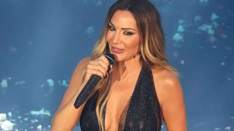 Δέσποινα Βανδή: Βραδινή έξοδος με τις φίλες της - Με λαμπερό φόρεμα με έναν ώμο