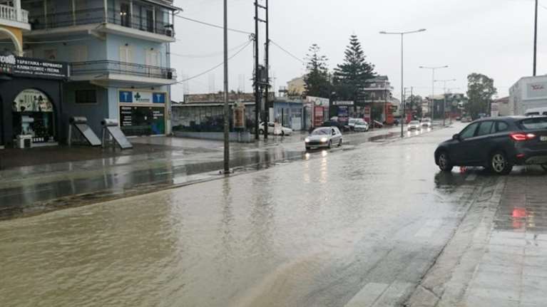 Ζάκυνθος: Σε ποτάμια μετατράπηκαν οι δρόμοι του νησιού - Δέκα κλήσεις στην Π.Υ. για άντληση υδάτων [εικόνες]