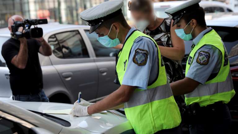 Κορονοϊός: Μπαράζ ελέγχων για τα μέτρα, συλλήψεις και παραβάσεις σε καταστήματα