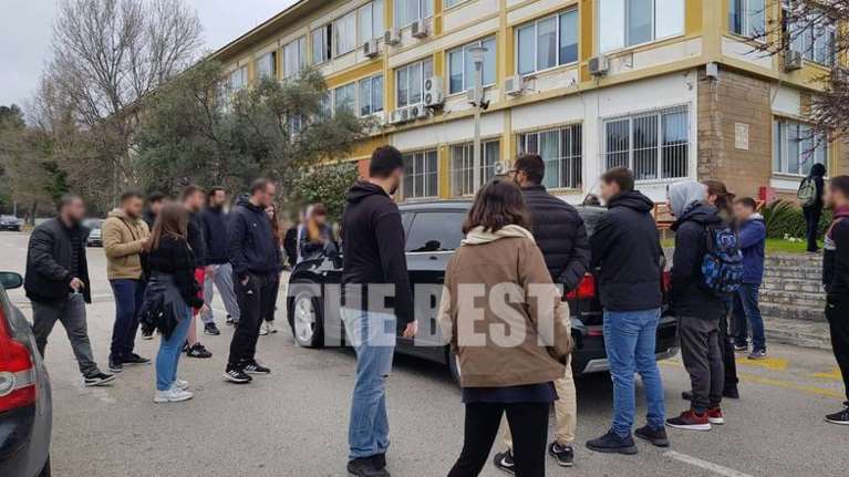 Απίστευτο: Έκλεισε λογω κορονοϊού η Εστία στην Πάτρα και φοιτητές προπηλάκισαν την πρύτανη [Βίντεο]