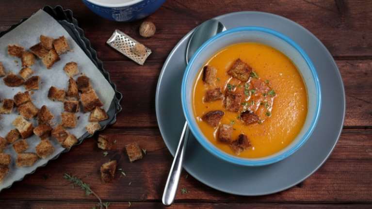 Βελουτέ σούπα γλυκοπατάτας με homemade κρουτόν