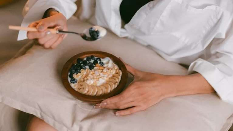 Πεσμένη διάθεση; 5 τροφές πολύ σημαντικές για τη βελτίωση της ψυχικής υγείας