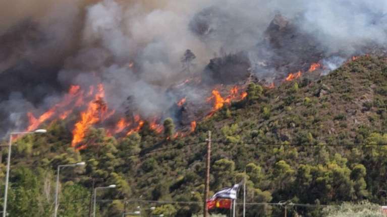 Διακοπή κυκλοφορίας στην παλαιά εθνική οδό Πατρών – Μαίνεται φωτιά στο Δερβενάκι, σταματούν τα τρένα