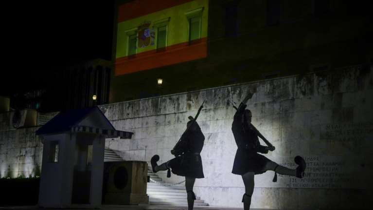 Με τα χρώματα της ισπανικής σημαίας φωταγωγείται η Βουλή - Εικόνες