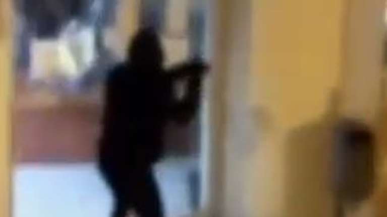 Αττική Οδός: Βίντεο ντοκουμέντο - Η στιγμή της επίθεσης του Ρουβίκωνα στα γραφεία της εταιρείας