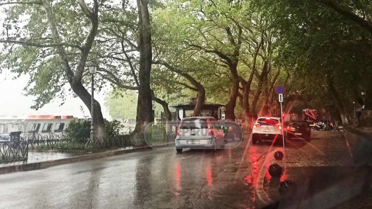 Ισχυρό μπουρίνι στα Ιωάννινα: Επεσαν δέντρα, λαχτάρησαν επιβάτες σε καραβάκι στη λίμνη