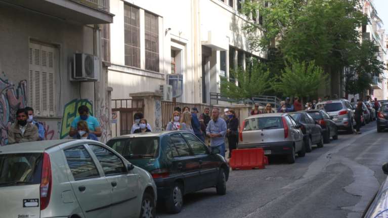 Τεράστιες ουρές από τις 6 το πρωί και έξω από τη ΔΕΗ στο Βόλο