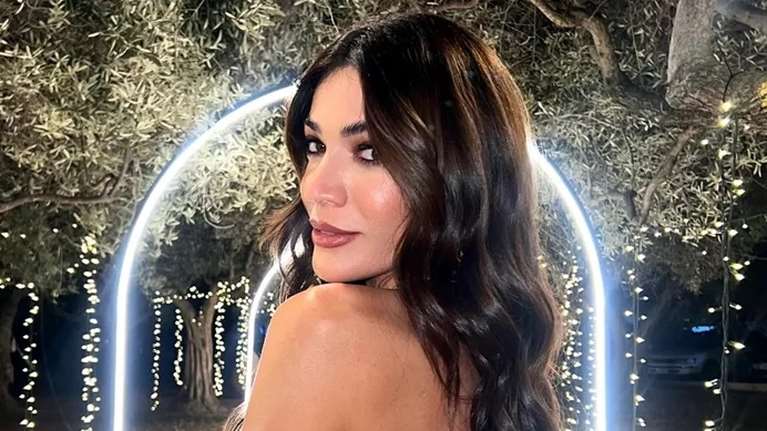 Η Ήβη Αδάμου μας βάζει στο σπίτι της στην Αλεξανδρούπολη: Cozy με βελούδινους καναπέδες