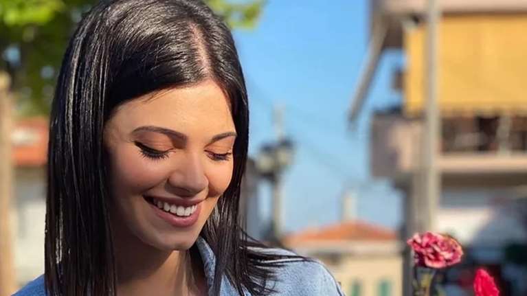 Τζένη Καζάκου: Η πανέμορφη ηθοποιός ποζάρει με τη μητέρα της, Τάνια Τρύπη, και η ομοιότητα είναι εντυπωσιακή