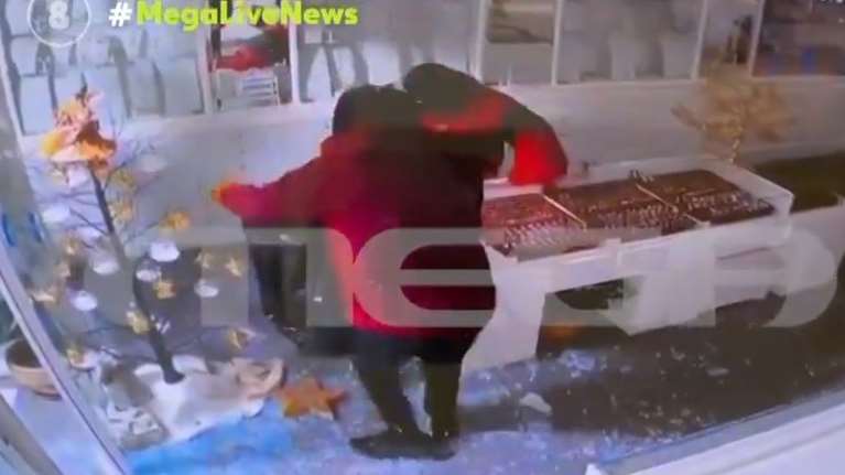 Βίντεο ντοκουμέντο από διάρρηξη σε κοσμηματοπωλείο στο ιστορικό κέντρο της Καλαμάτας - Το άδειασαν σε 20 δευτερόλεπτα