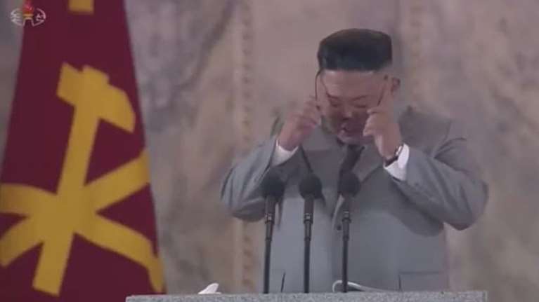 &quot;Λύγισε&quot; ο σκληρός Κιμ Γιόνγκ Ουν: Ξέσπασε σε κλάματα και ζήτησε συγγνώμη από τους Βορειοκορεάτες [Βίντεο]