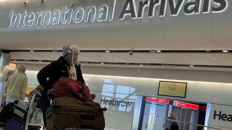 Βρετανία: Σφοδρές αντιδράσεις για την καραντίνα στις αφίξεις επισκεπτών